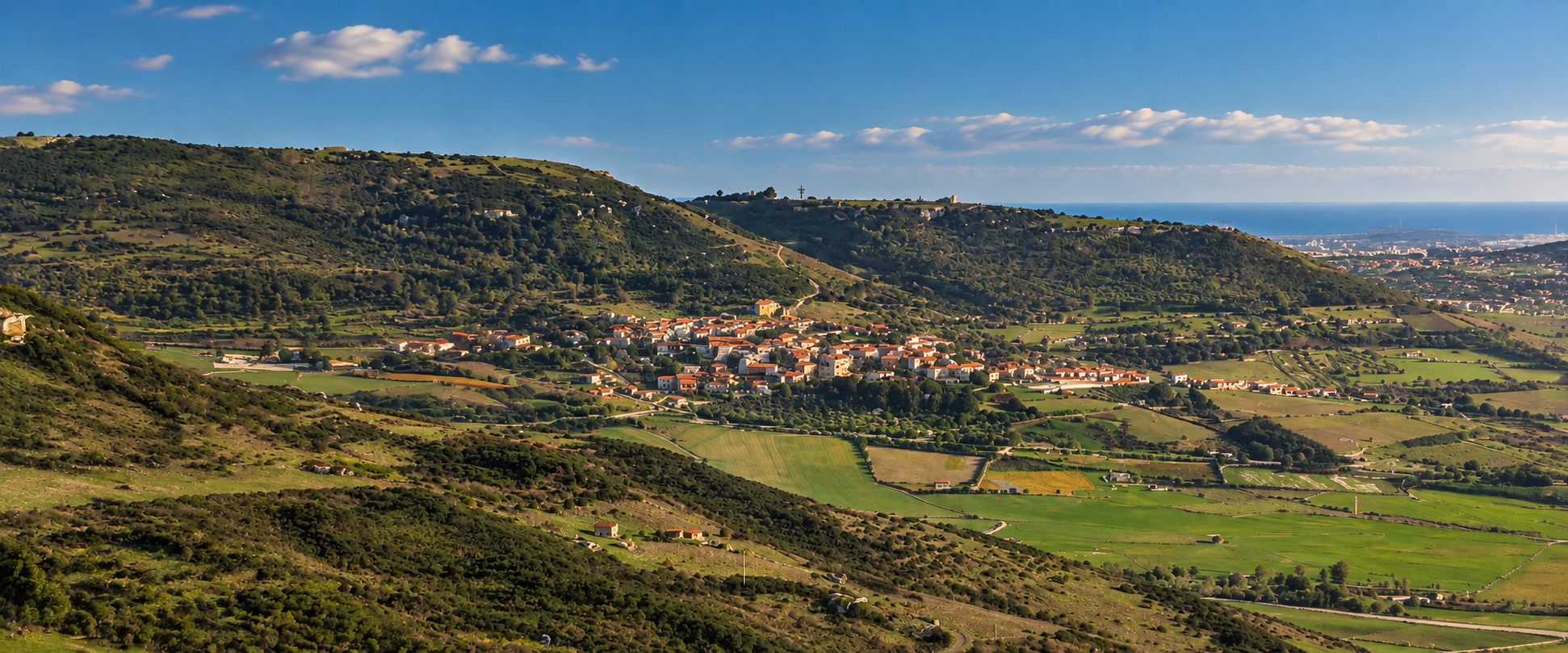Borgo collinare sardo al tramonto